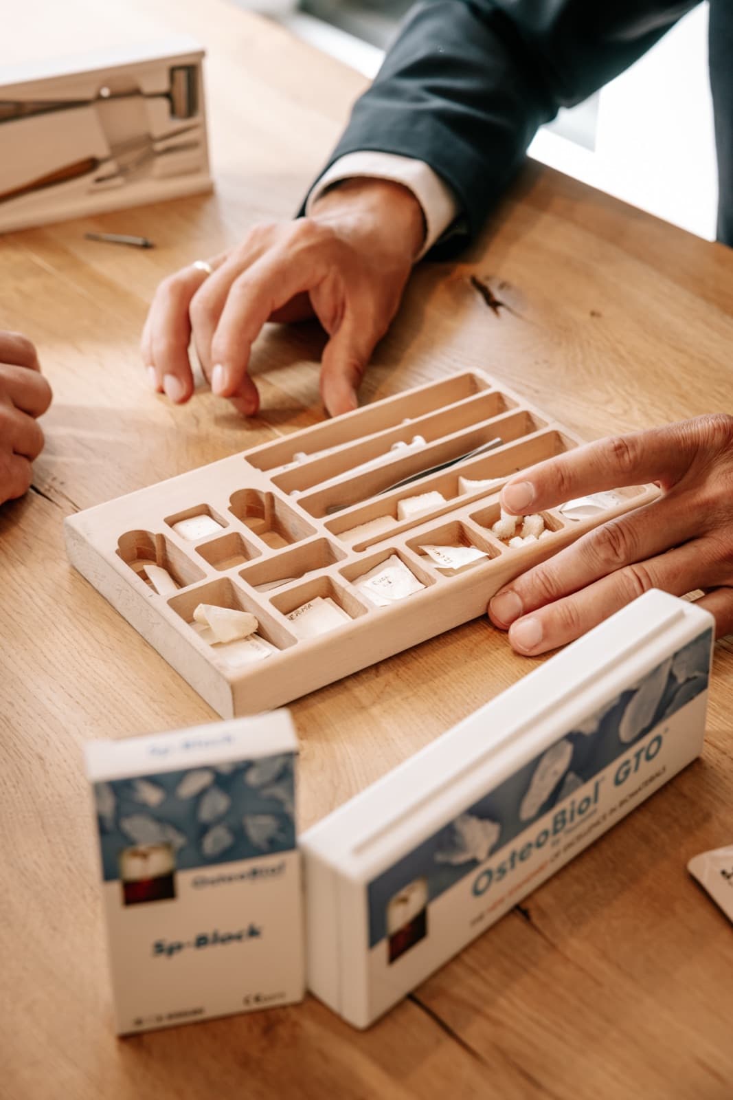 Behandelaar bekijkt een selectie regeneratieve materialen
